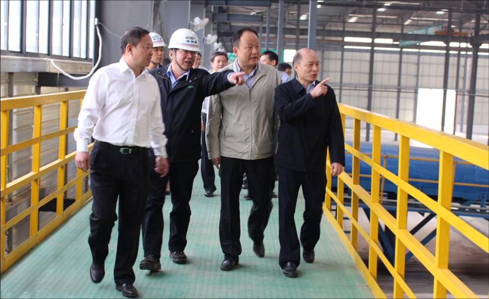 圖2.江西省政法委書記周萌(右一)、宜春市市長蔣斌(右二)一行參觀報廢汽車有色金屬分選線